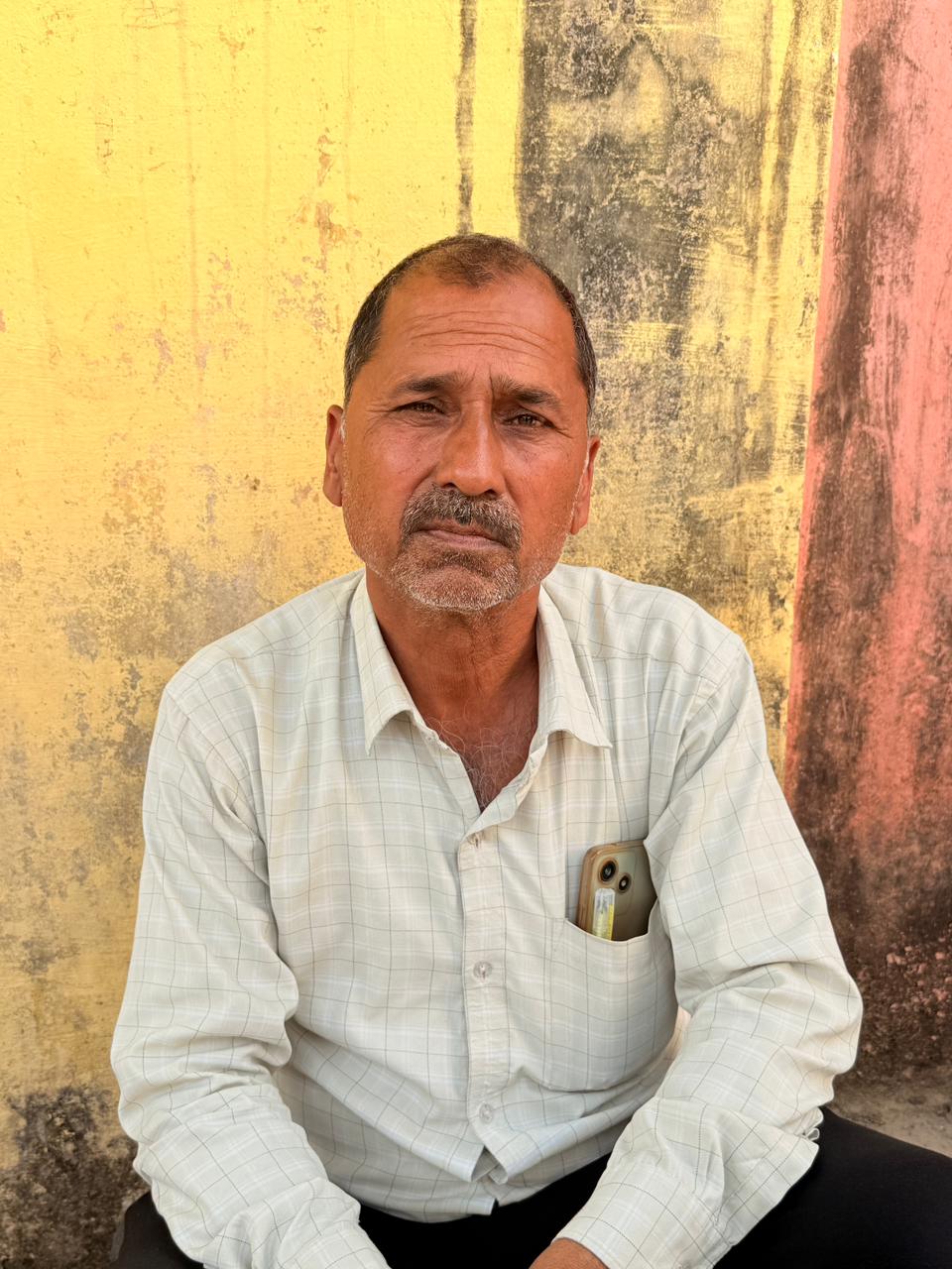 बेटे आकाश की मौत की जानकारी पर पहुंचे पिता देवेंद्र नाथ पांडेय पोस्टमार्टम हाउस में गुमसुम बैठे रहे।