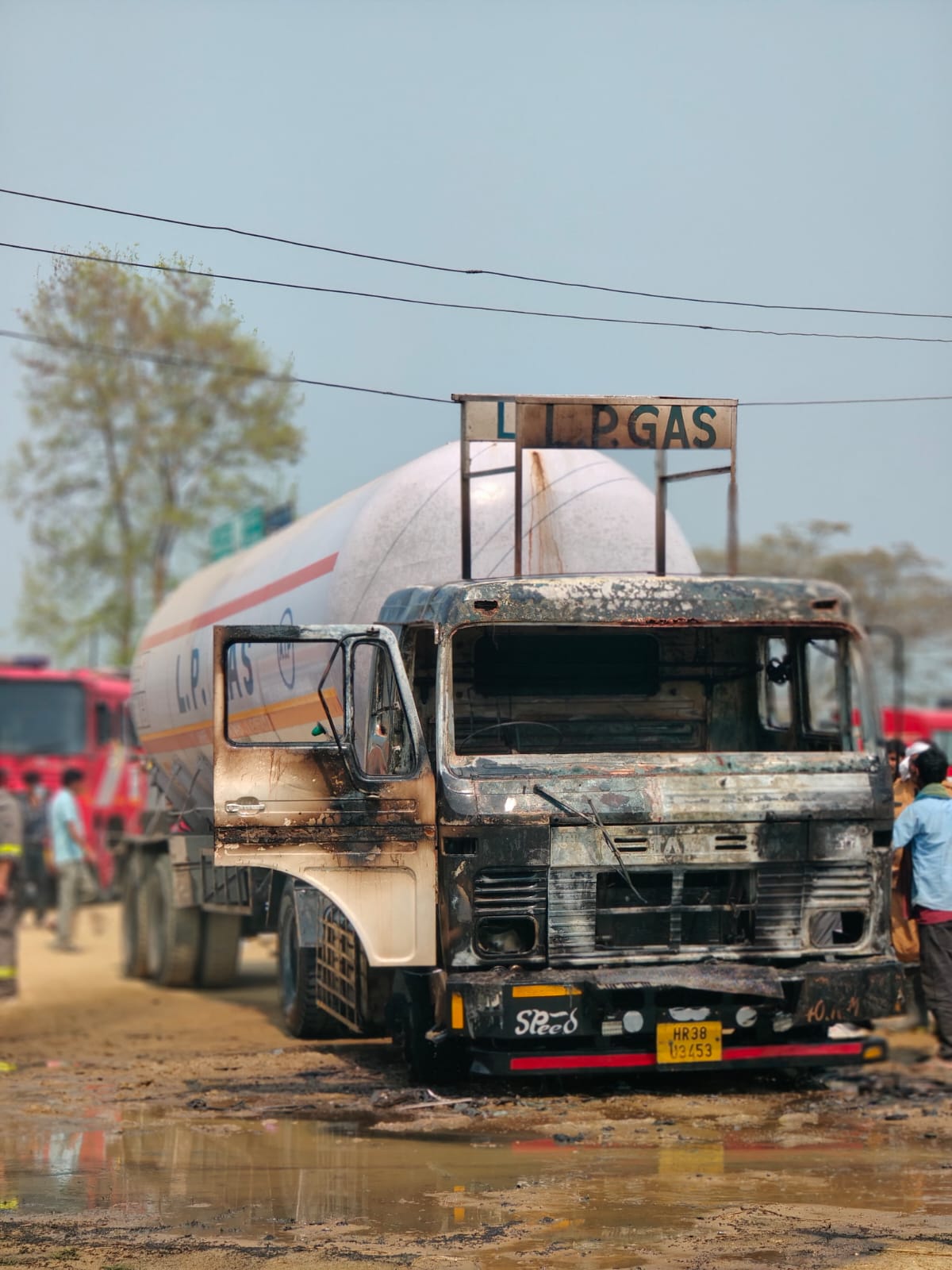 ट्रक का अगला हिस्सा पूरी तरह जल गया