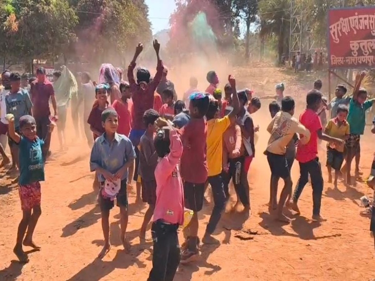 कुतुल एरिया में इस साल यहां पहली बार ग्रामीणों और बच्चों ने खुले दिल से होली का पर्व मनाया।