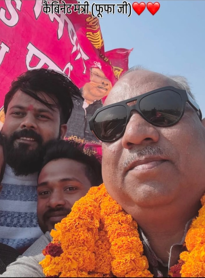 आरोपी गोल्डेन साहनी निषाद पार्टी के अध्यक्ष संजय निषाद का करीबी है। वह उन्हें फूफा कहता है। उसकी फेसबुक पोस्ट पर यह सेल्फी चर्चा में है, जिसे खुद कैबिनेट मंत्री ने लिया है।