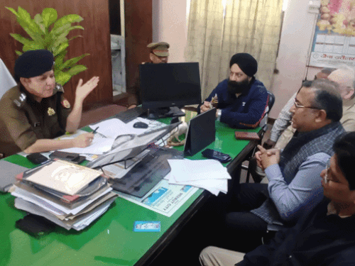वारदात के बाद दोनों पक्षों ने पुलिस अफसरों से मुलाकात भी की थी।