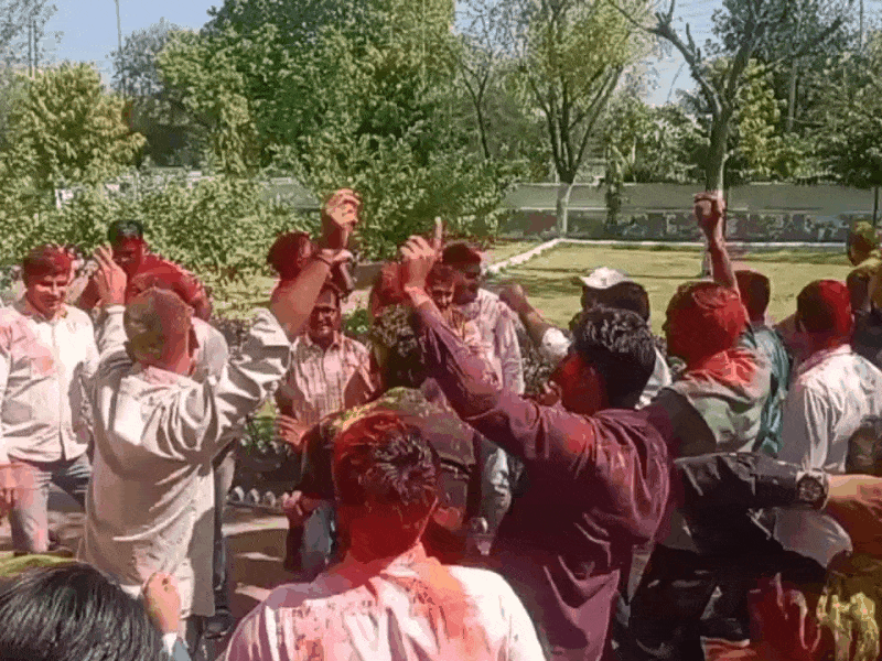 ADM आवास पर ‘होली स्नेह मिलन समारोह’ खूब उत्साह के साथ नाचते अधिकारी।