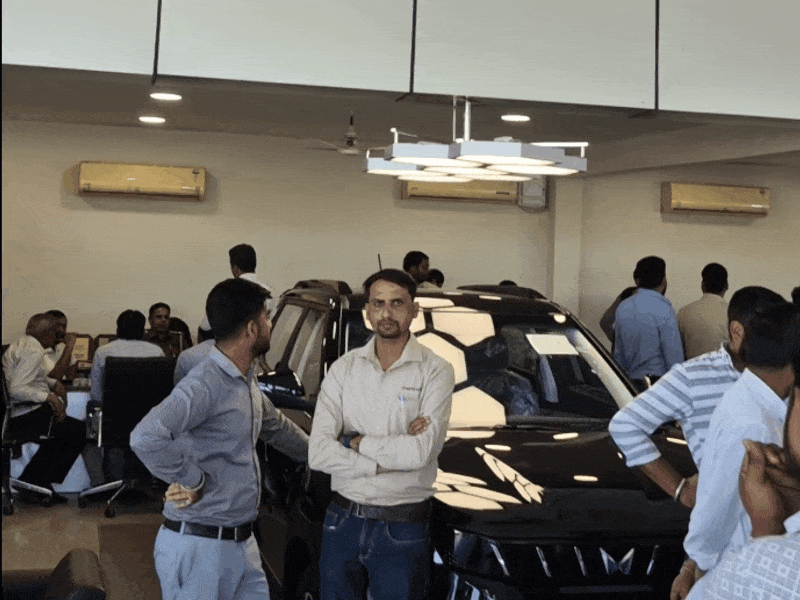 घटना के बाद नेमीचंद के भाई और गांव के लोग शोरूम के बाहर धरने पर बैठ गए।