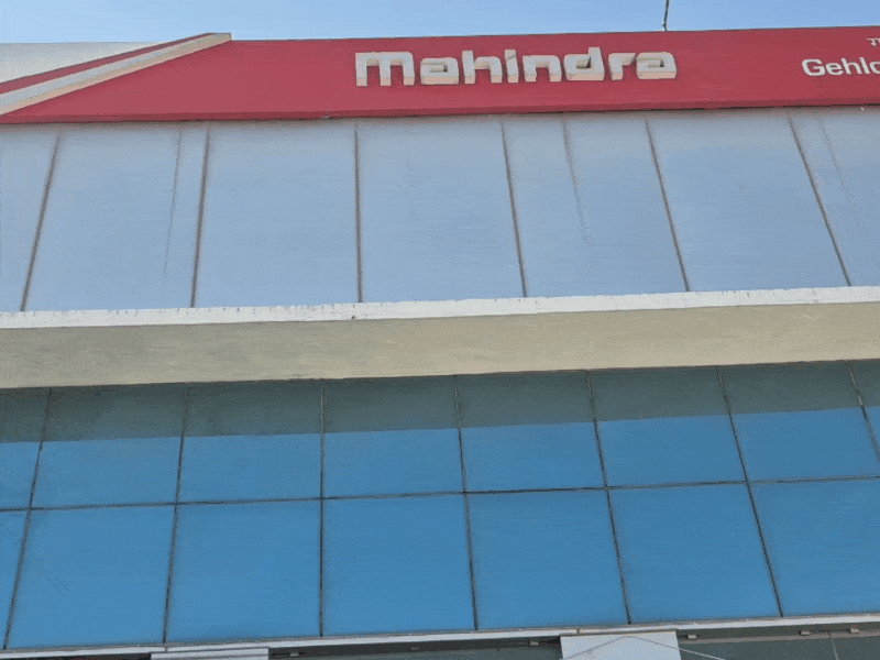 प्रदर्शन के दौरान महिंद्रा शोरूम में जमा भीड़।