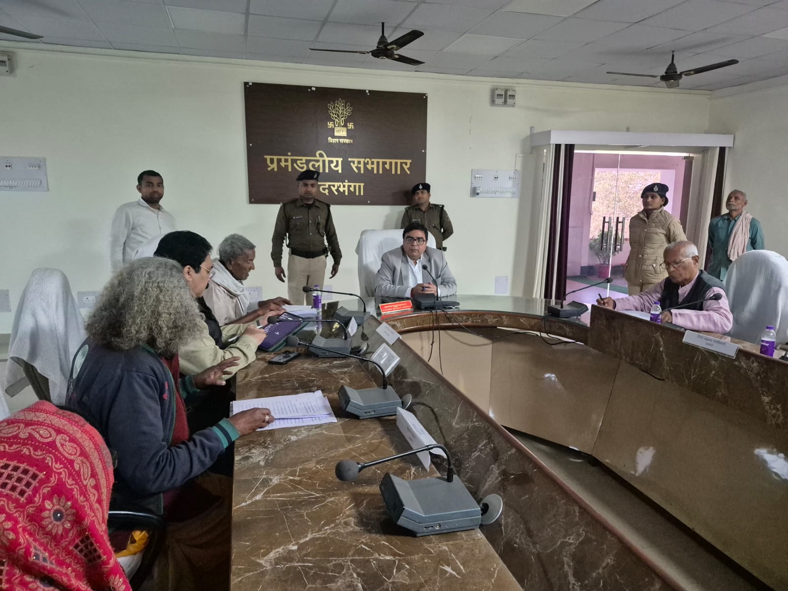 जनसुनवाई करते आयुक्त।