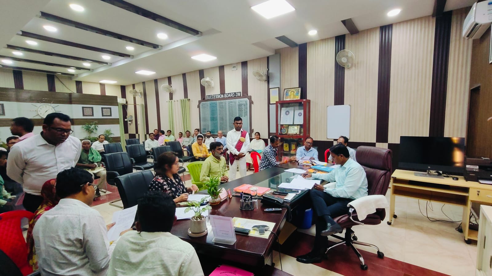 जनसुनवाई करते हुए जिलाधिकारी।