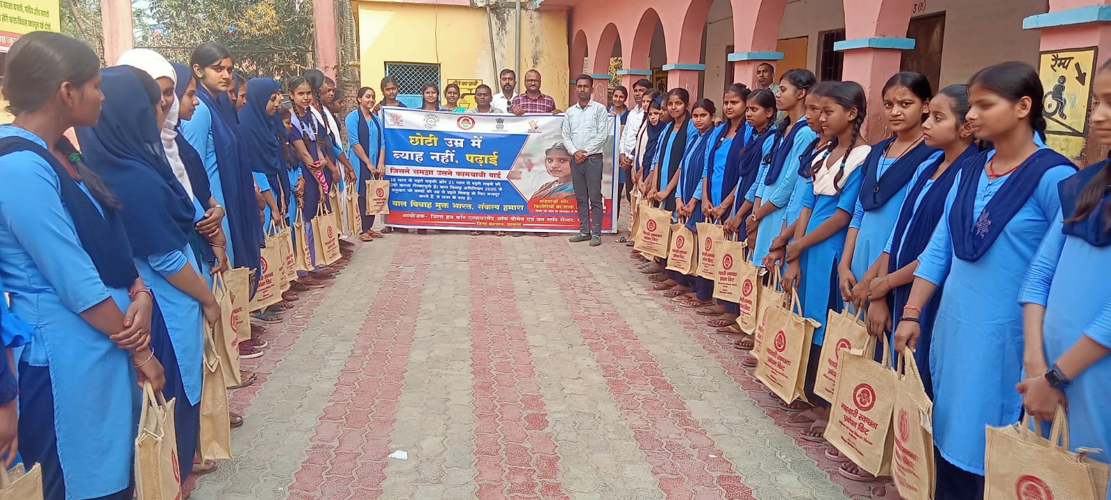 बच्चियों को जागरूक करते हुए
