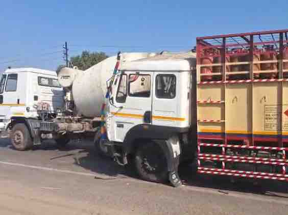 सिलेंडरों से लदा ट्रक और मिक्सचर में हुई टक्कर।