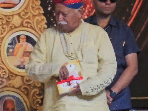 डॉ. मोहन भागवत ने डॉ. विद्युत प्रभा द्वारा लिखित पुस्तक ‘दादा गुरुदेव’ का विमोचन किया।