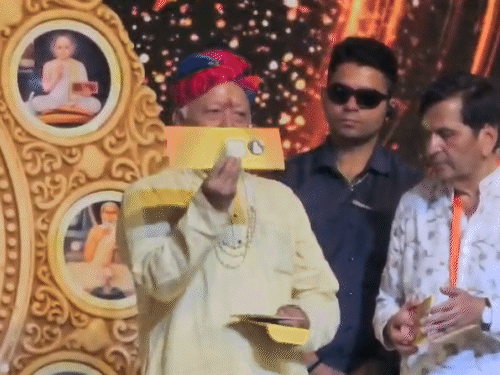 जैन समुदाय के दादा गुरुदेव की स्मृति में विशेष स्मारक सिक्का जारी किया।