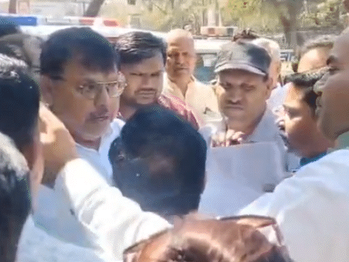 ऊर्जा मंत्री प्रद्युम्न सिंह तोमर और आम आदमी पार्टी (AAP) के नेता रोहित गुप्ता एडवोकेट के बीच तीखी नोकझोंक।