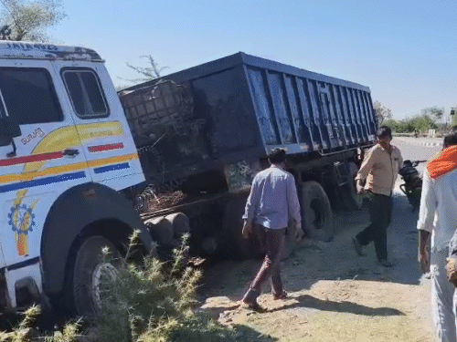 भीलवाड़ा जिले के आसींद कस्बे में बार थाना इलाके में बदनोर और बार के बीच ट्रेलर और वैन में जोरदार टक्कर हो गई। टक्कर से ट्रेलर का आगे का हिस्सा सड़क से नीचे उतर गया।
