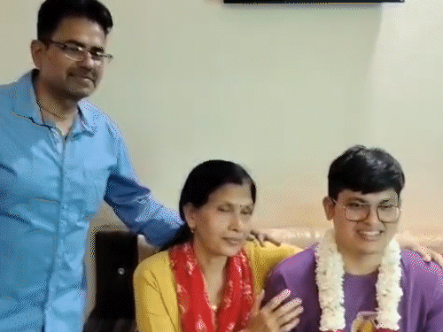 कुटुंबासोबत अनुज अग्निहोत्री.