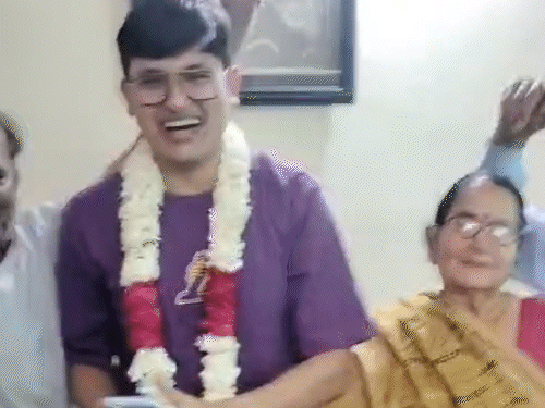 अनुज अग्निहोत्री यांनी कुटुंबासोबत यशाचा जल्लोष असा साजरा केला.