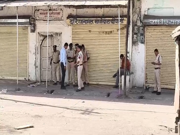 चौक-चौराहों पर पुलिस बल तैनात किया गया है।