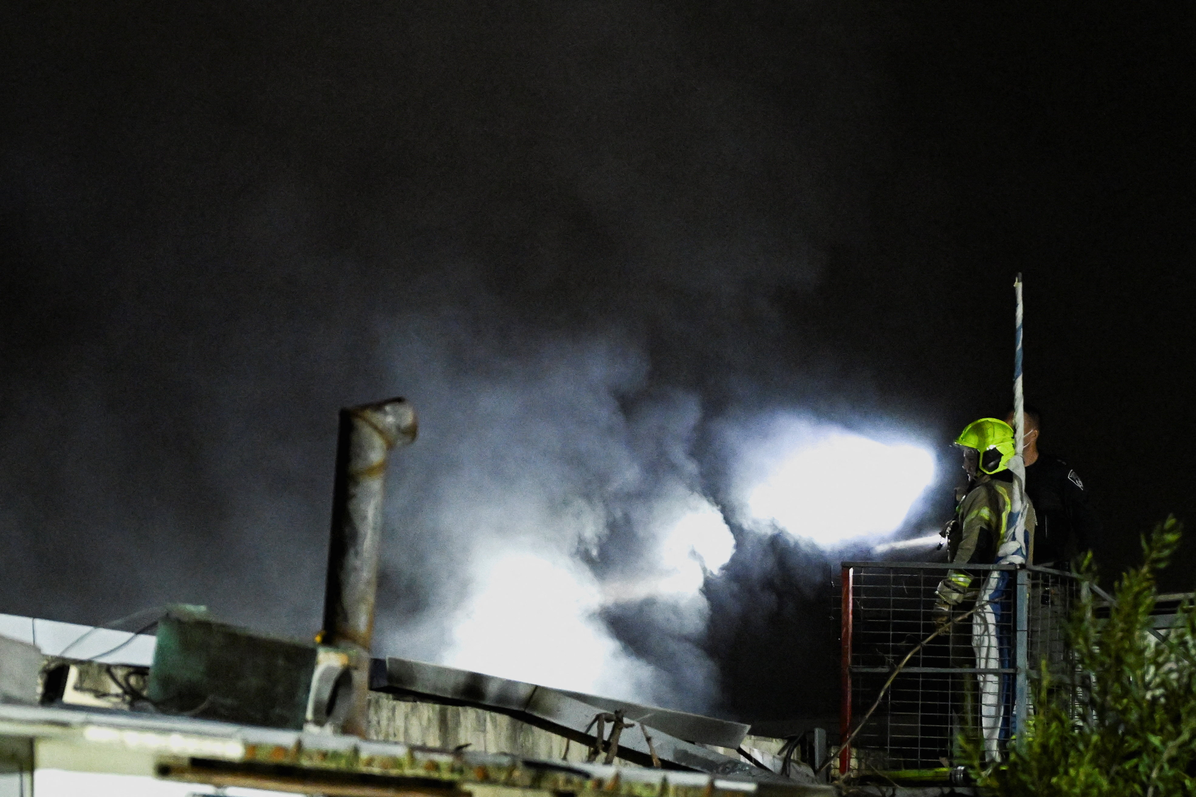 ईरान ने सेंट्रल इजराइल में गोले दागे। इससे कई जगहों पर आग लग गई। राहत-बचाव टीमें मौके पर काम करती दिखीं।