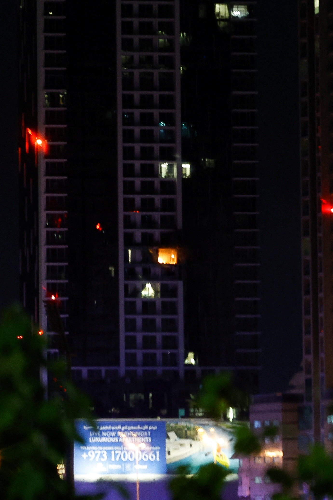 यह तस्वीर बहरीन के जुफैर इलाके में स्थित हिल्टन होटल की है। रिपोर्ट के मुताबिक यह आग ईरान के ड्रोन हमले के बाद लगी।