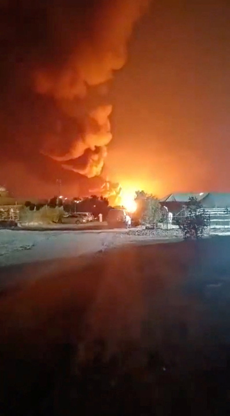 ईरान ने शुक्रवार को कुवैत के अल-जहरा इलाके में स्थित अली अल सलेम एयरबेस को निशाना बनाया। हमले के बाद एयर बेस के पास धुआं उठता हुआ।