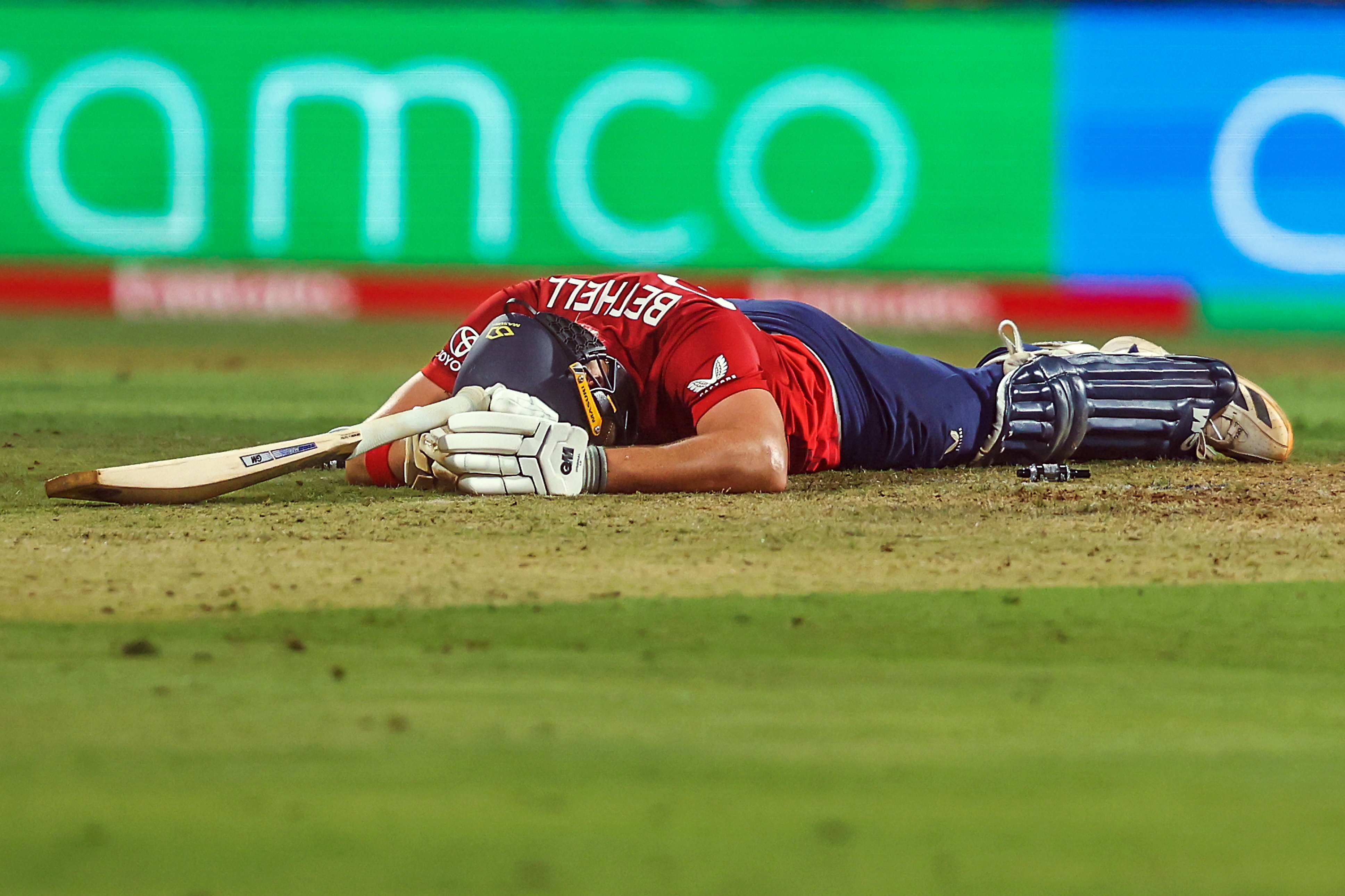 जैकब बेथेल रनआउट होने के बाद निराश होकर पिच पर ही लेट गए।