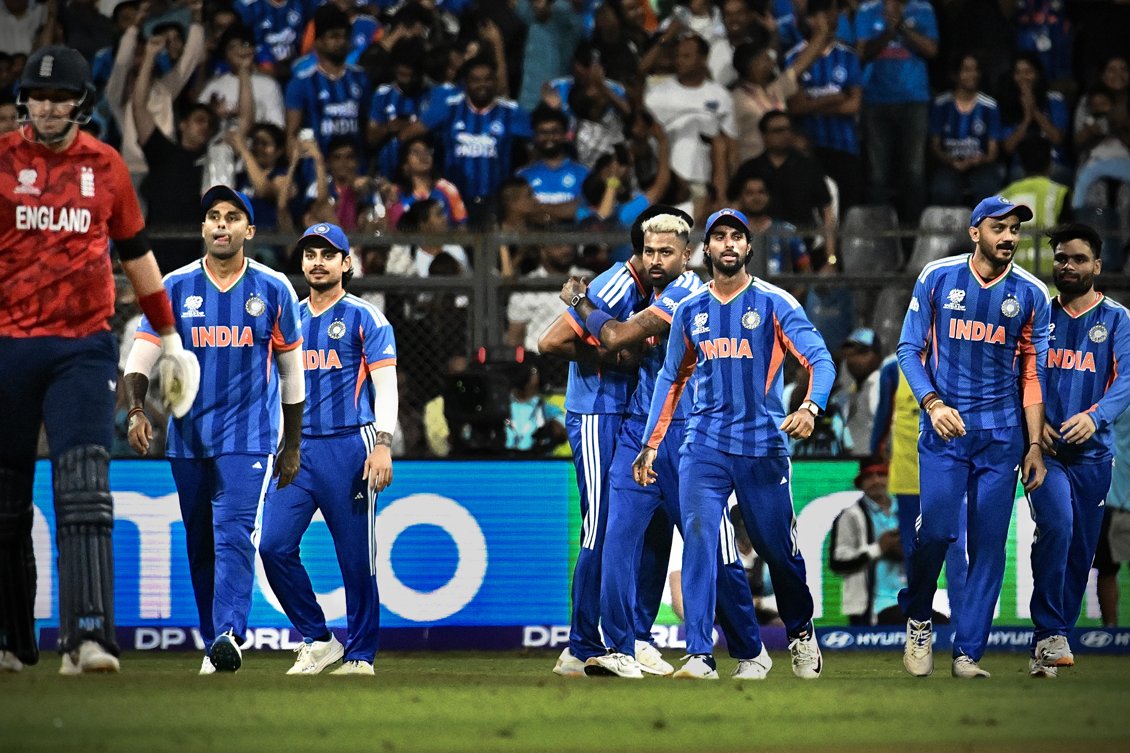 इंग्लैंड के खिलाफ जीत सेलिब्रेट करते भारतीय खिलाड़ी।