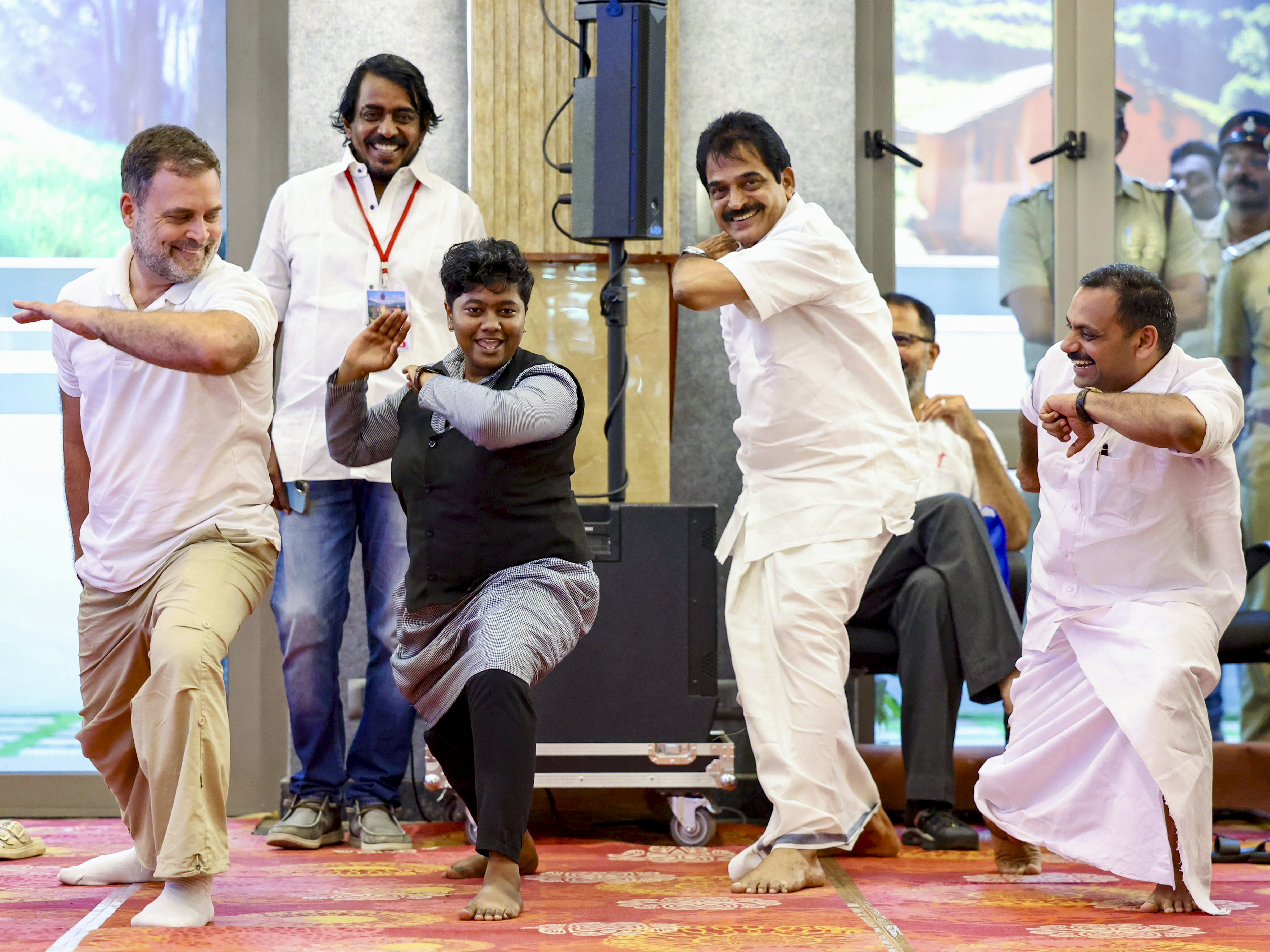 राहुल ने कांग्रेस सांसद केसी वेणुगोपाल और डीन कुरियाकोस के साथ केरल के पारंपरिक मार्शल आर्ट कलारीपयट्टू के कुछ स्टेप्स भी आजमाए।