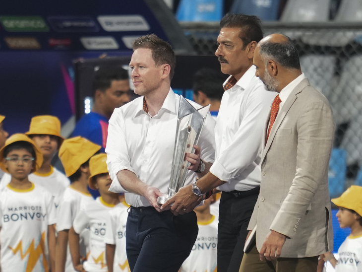 रवि शास्त्री और इयोन मॉर्गन ट्रॉफी लेकर मैदान पहुंचे।