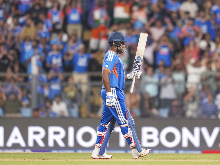 सैमसन ने लॉन्ग ऑफ पर छक्का जड़कर अपनी फिफ्टी पूरी की।