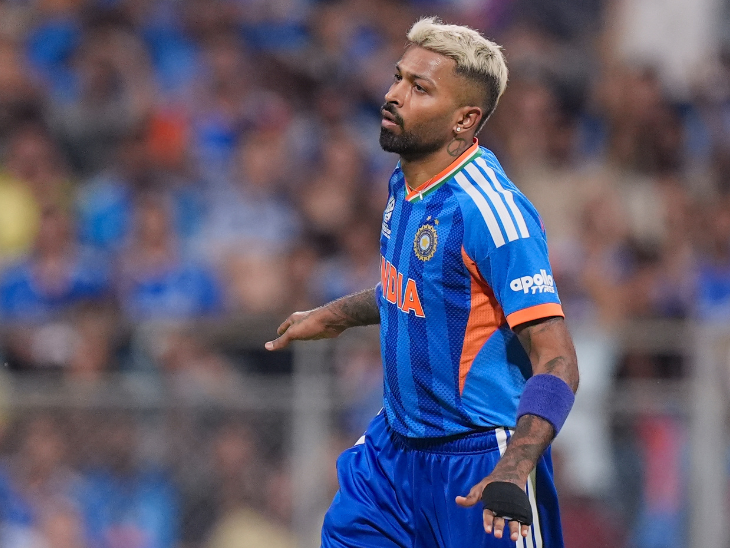 हार्दिक ने मैच में अपनी पहली गेंद पर ही फिल सॉल्ट कैच आउट कराया।