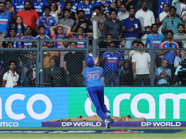 अक्षर ने पीछे भागते हुए डाइव लगाकर हैरी ब्रूक का कैच पकड़ा।