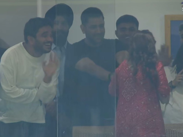 भारत-इंग्लैंड सेमीफाइनल के18वें ओवर में बुमराह की गेंद पर सैम करन ने डिफेंड किया, लेकिन गेंद बुमराह के पास चली गई। बुमराह के गेंद पकड़ते ही स्टैंड में बैठी धोनी की पत्नी साक्षी खुशी से उछल पड़ीं। पास खड़े एमएस धोनी ने इशारा कर बताया, गेंद जमीन से लगी है।