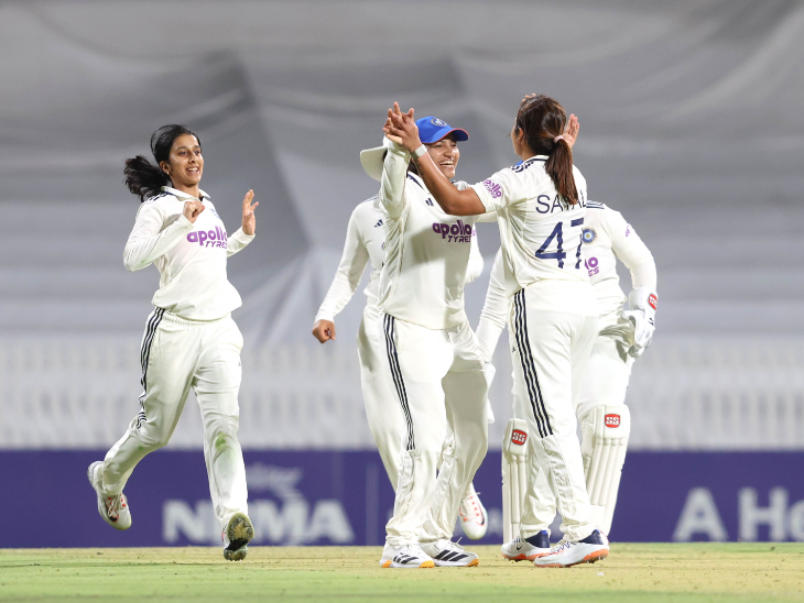 सयाली ने ऑस्ट्रेलिया शुरुआती झटके देते हुए 2 विकेट लिए।