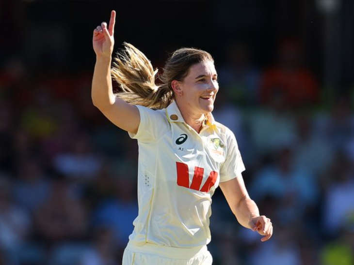 आॉस्ट्रेलिया के लिए एनाबेल सदरलैंड ने सबसे ज्यादा 4 विकेट लिए।