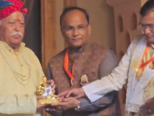 जैसलमेर के देदांसर मेला ग्राउंड में कार्यक्रम के मंच पर राजस्थानी साफा व मोमेंटो देकर मोहन भागवत का स्वागत किया गया।