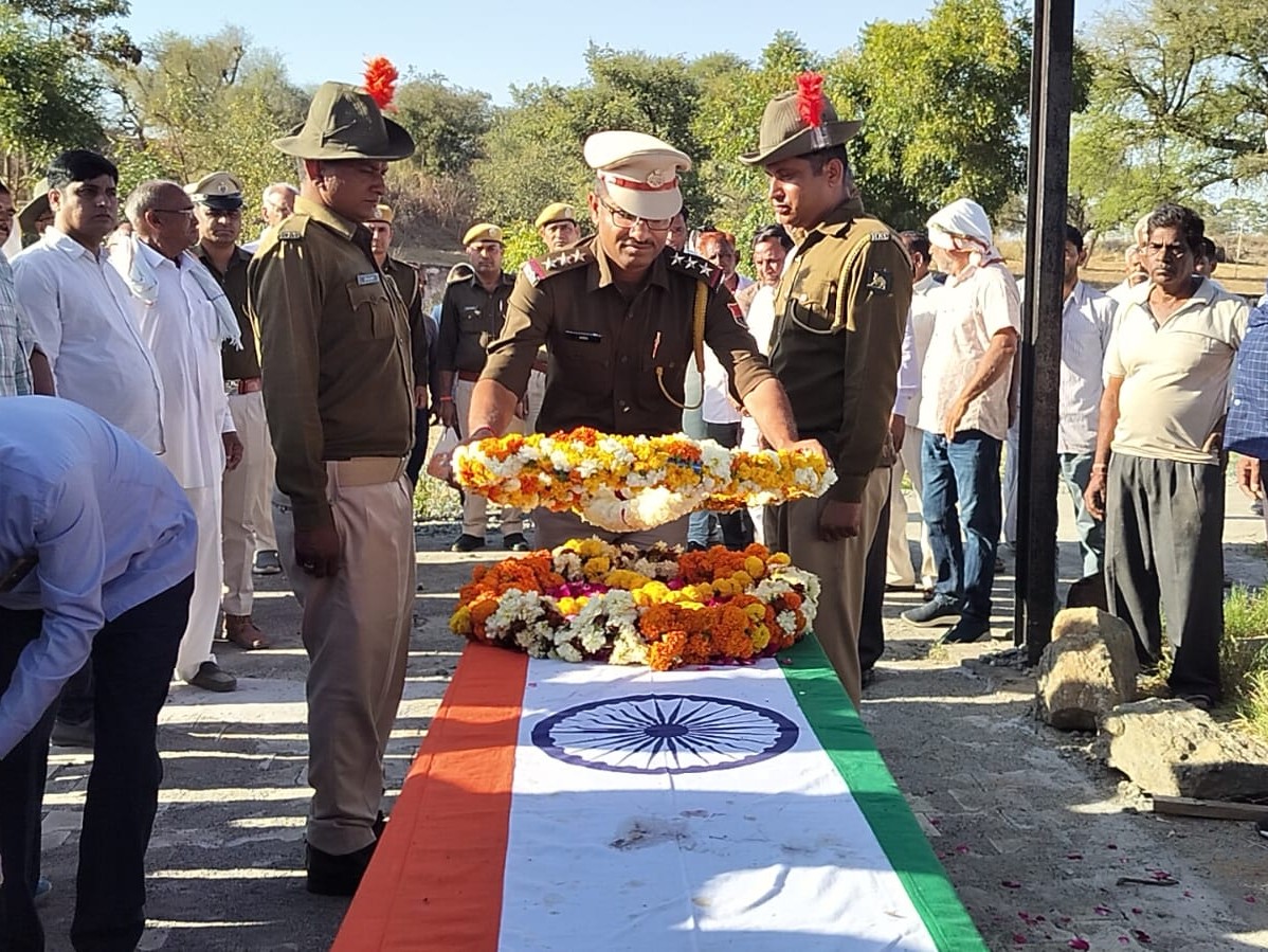 आरएसी की टुकड़ी ने पुष्पचक्र अर्पित किया