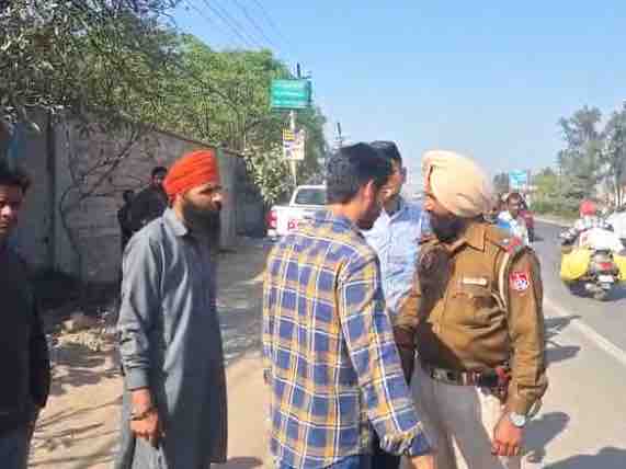 हादसे के बाद घटना स्थल पर एकत्रित लोग और पहुंची पुलिस। - Dainik Bhaskar