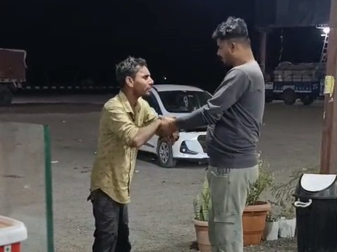 आरक्षक होटल स्टाफ से मुफ्त में पानी की बोतलें और सिगरेट की मांग कर रहा था।