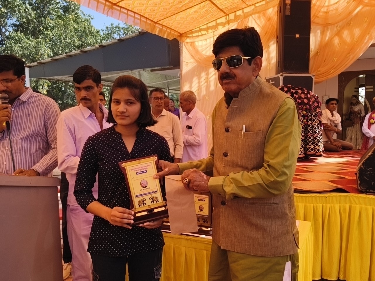 प्रतिभाशाली छात्र-छात्राओं को सम्मानित करते विधायक श्रवण कुमार