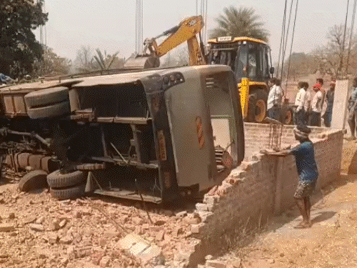 भाटापारा में ट्रक ने तेजी से बस को टक्कर मारी, जशपुर में अनियंत्रित बस पलटी है।