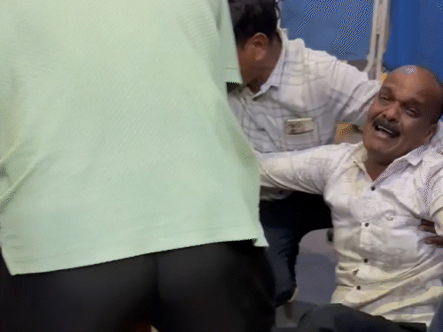 रायपुर मेकहारा अस्पताल में बेटी का शव देख रो पड़े पिता।