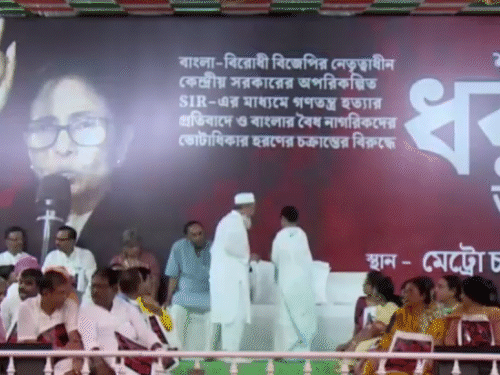 ममता बनर्जी और चुनाव आयोग के बीच SIR प्रक्रिया के दौरान कई मतभेद सामने आए थे।