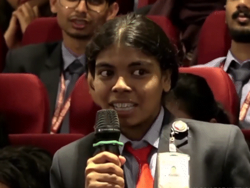 मैरियन कॉलेज की छात्रा ने राहुल से फिल्मों से जुड़ा सवाल किया।