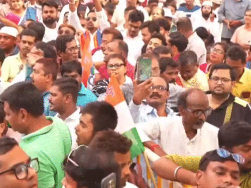 धरने में पार्टी कार्यकर्ता भी शामिल हुए।