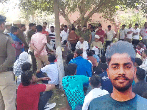 विक्रम की हत्या के बाद गांव बनियानी में चल रही पंचायत। इस पर पुलिस की भी नजर है। इनसेट में विक्रम का फाइल फोटो। - Dainik Bhaskar