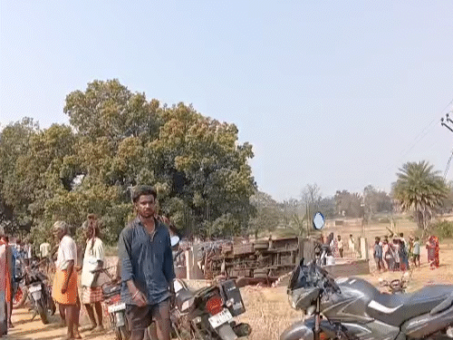 स्थानीय लोगों ने घायलों को बस से निकालकर अस्पताल पहुंचाया।