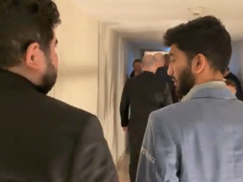 गुकेश आमतौर पर मैच के बाद ऑटोग्राफ और फोटो देते हैं।