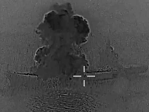 अमेरिकी सेना के सेंट्रल कमांड ने शुक्रवार ईरानी जहाज पर हमले का वीडियो जारी किया।