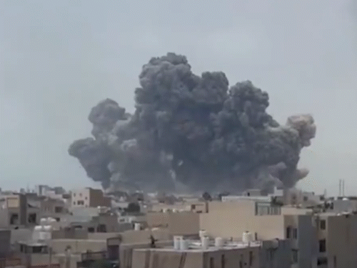 ईरान के बुशहर हवाई अड्डे पर गुरुवार को इजराइली हमले का फुटेज।