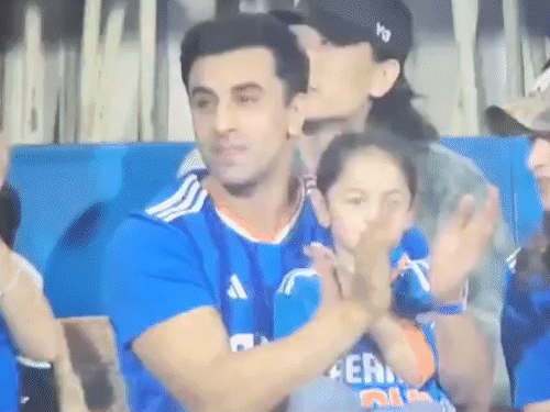 IND vs ENG: भारत-इंग्लैंड का T20 सेमीफाइनल मैच देखने पहुंचे सेलेब्स, वरुण-अनिल कपूर आए नजर