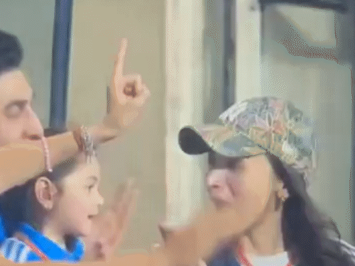 IND vs ENG: भारत-इंग्लैंड का T20 सेमीफाइनल मैच देखने पहुंचे सेलेब्स, वरुण-अनिल कपूर आए नजर