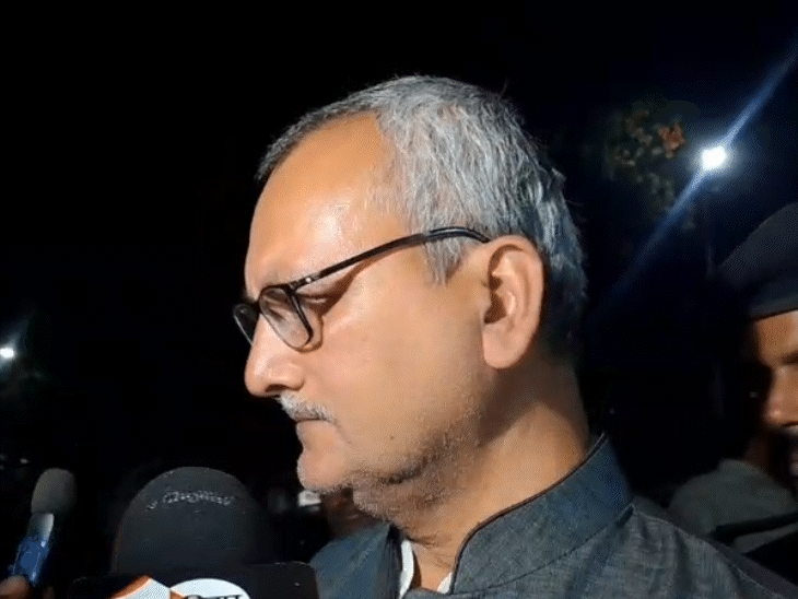 नीतीश कुमार के राज्यसभा जाने से दुखी विधायक विनय कुमार चौधरी अपनी बात कहते-कहते रोने लगे।